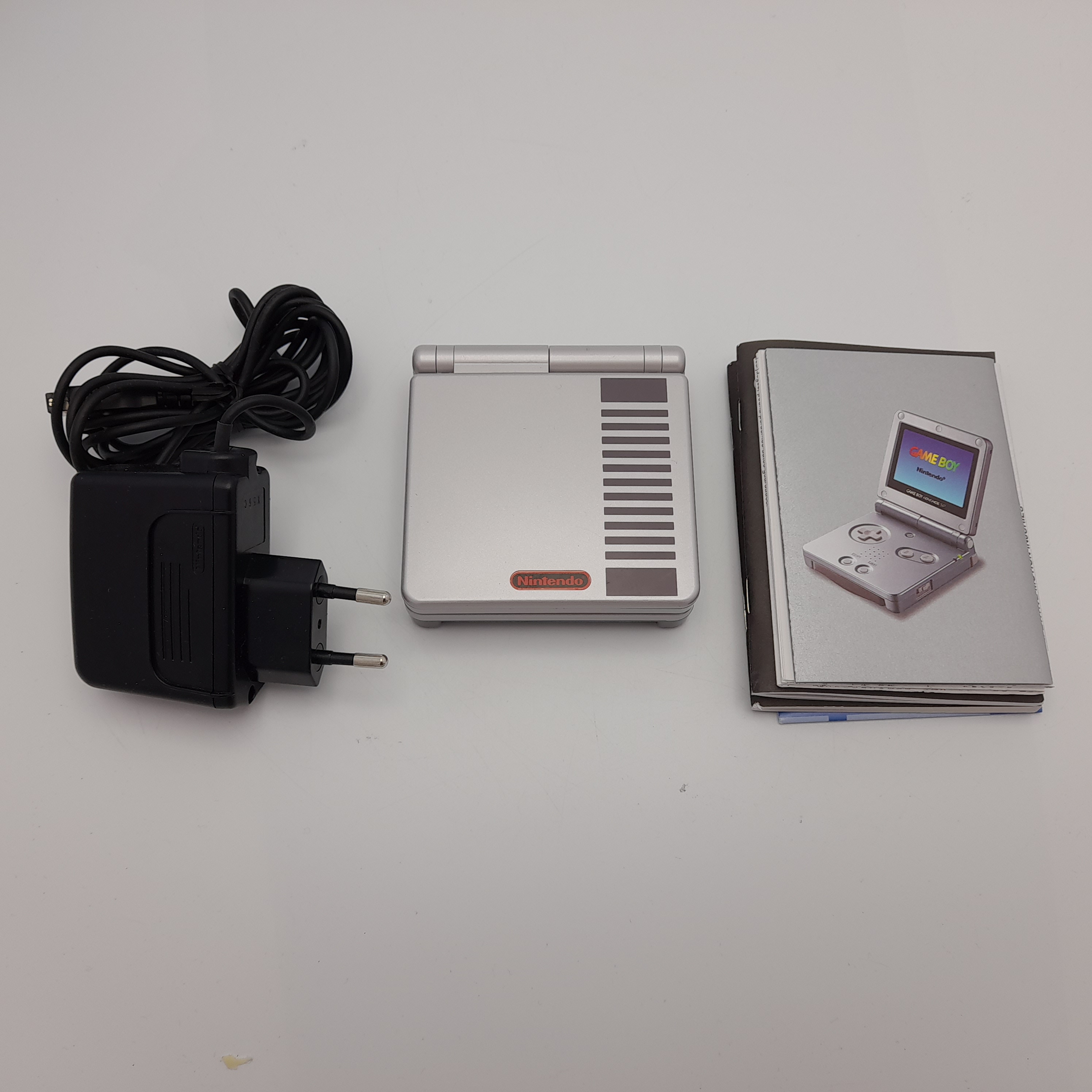 Foto van Game Boy Advance SP NES Classic Design - Zeer Mooi and in Doos