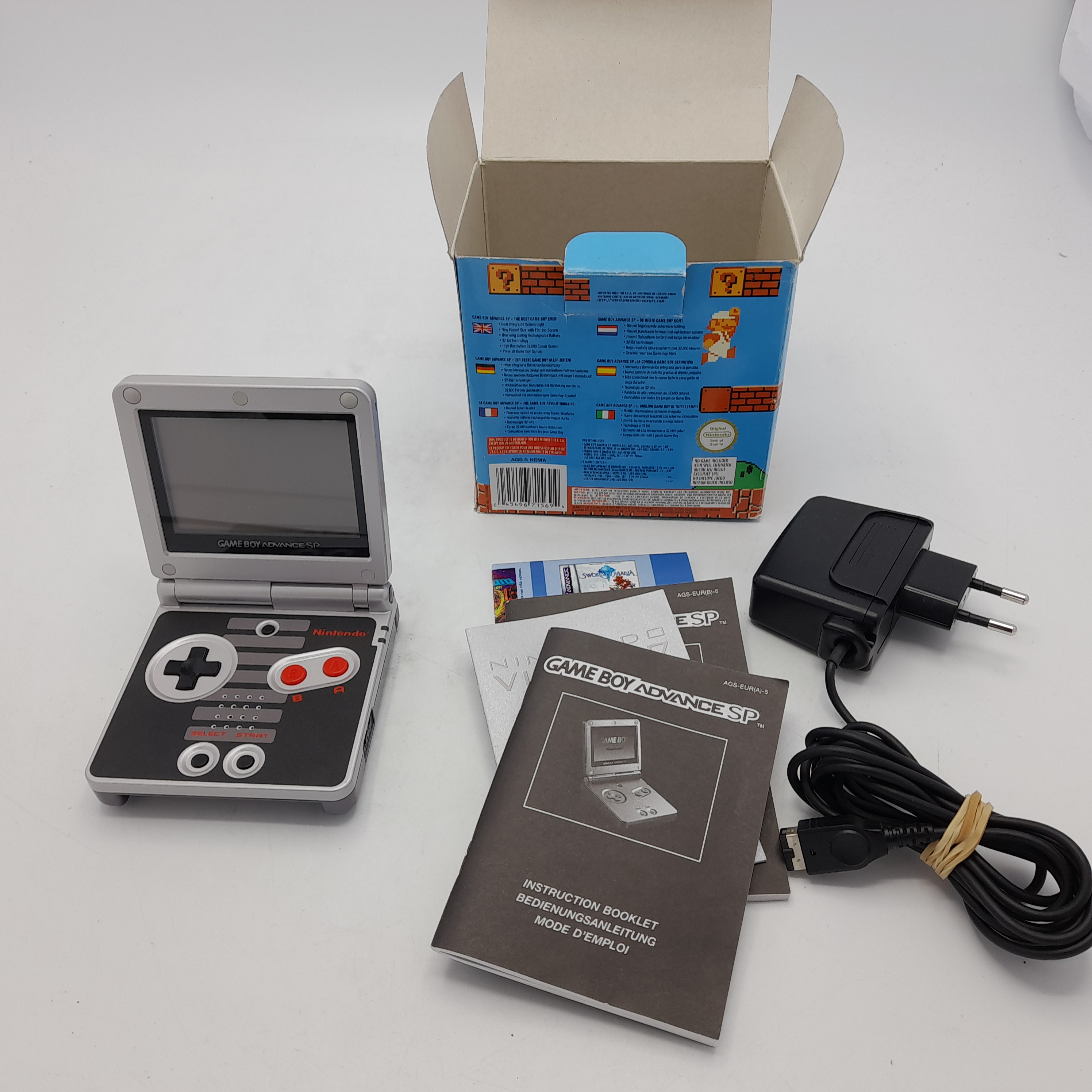 Foto van Game Boy Advance SP NES Classic Design - Zeer Mooi and in Doos