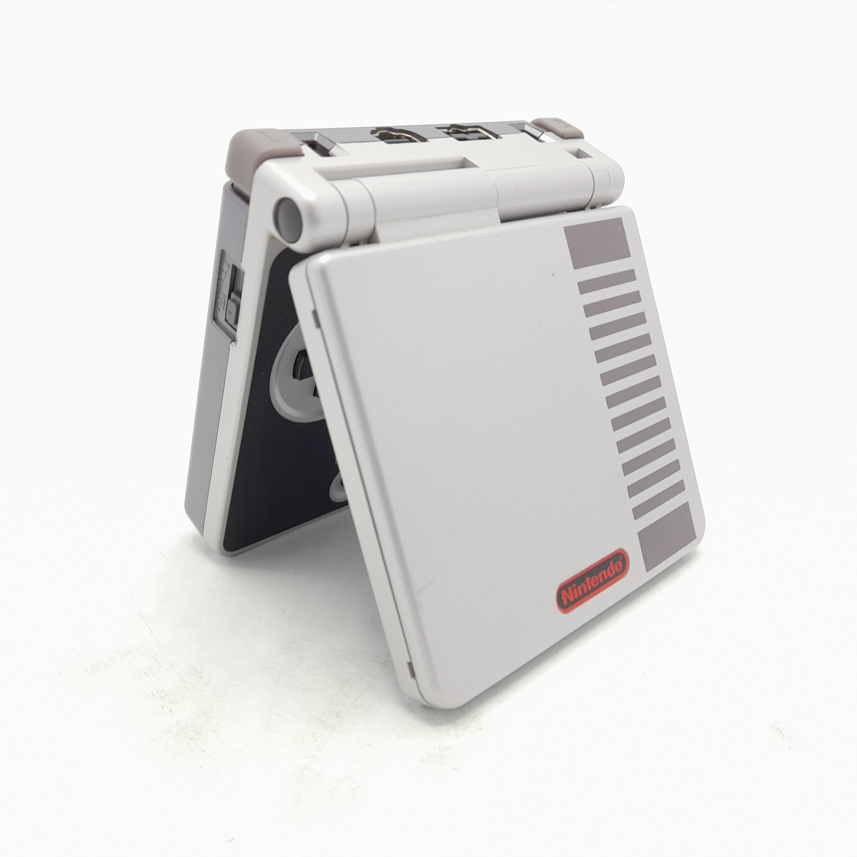 Foto van Game Boy Advance SP NES Classic Design - Zeer Mooi and in Doos