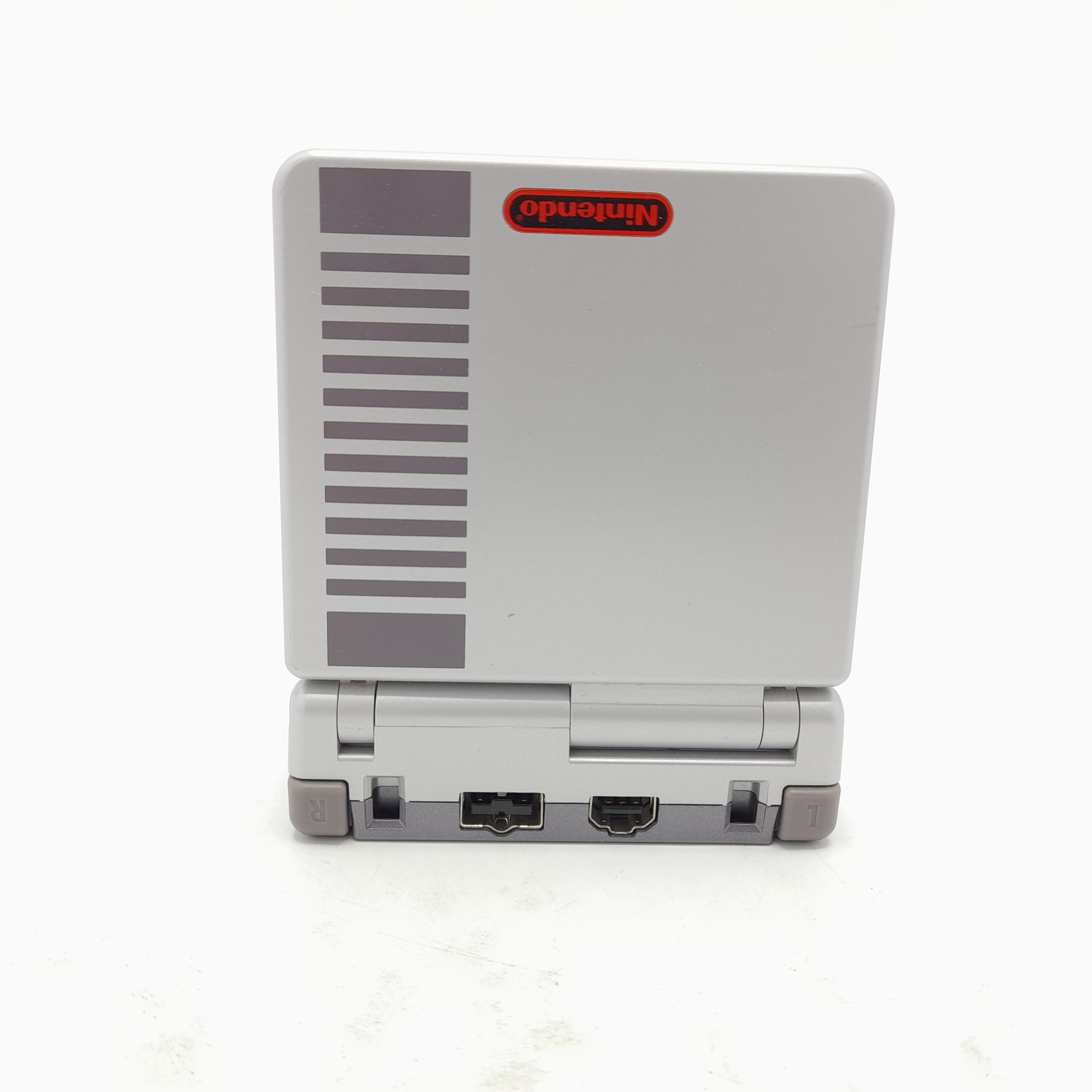 Foto van Game Boy Advance SP NES Classic Design - Zeer Mooi and in Doos