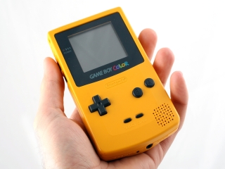 Dit is hem, dan de Game Boy Color, Nintendo´s eerste handheld die kleuren kon weergeven!