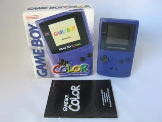 Dit is de doos van de Game Boy Color. Vroeger werd hij geleverd in deze doos, maar tegenwoordig is deze erg zeldzaam om te vinden!