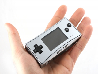 De Game Boy Micro is zo klein; hij past in de hand. Het is een <a href = https://www.mariogba.nl/gameboy-advance-spel-info.php?t=Game_Boy_Advance target = _blank>Game Boy Advance</a> maar dan heel klein.