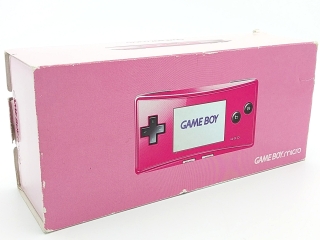 Im Karton findest du den Game Boy Micro, ein Ladegerät, eine Tragetasche, 2 Anleitungen, ein Poster mit der Aufschrift "leistungsstark und taschenfreundlich" und eine VIP-Karte.