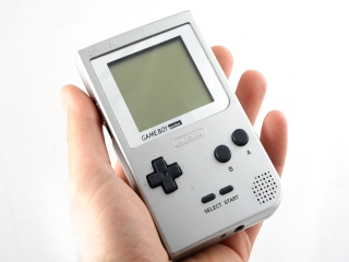 Dit is de Game Boy Pocket, iets kleiner dan zijn grote broer, de <a href = https://www.mariogba.nl/gameboy-advance-spel-info.php?t=Game_Boy_Classic target = _blank>Game Boy Classic</a>, maar is nog steeds fantastisch om te gebruiken!