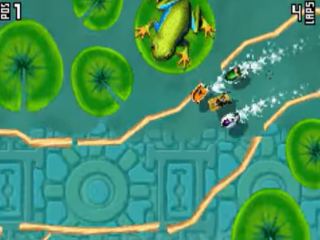 Het spel is een racespel waarbij de track van bovenaf wordt weergegeven. De speler kan met miniatuur auto's rijden.