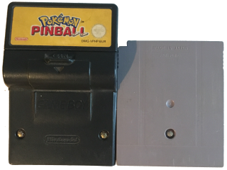 Pokemon Pinball is groter dan een normaal spel, omdat de Rumble Pak in de cartridge verwerkt zit.